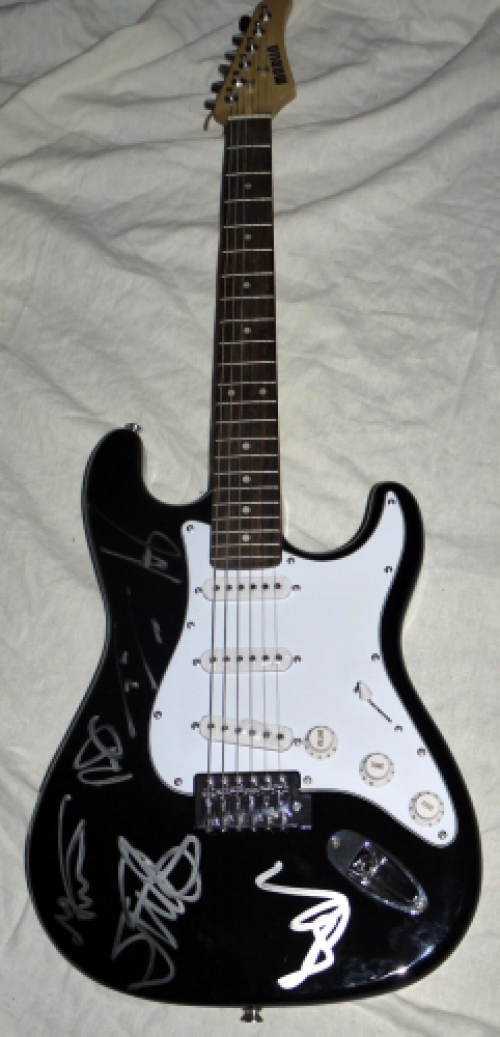 IRON MAIDEN/SIGNED ELECTRIC GUITAR/COA