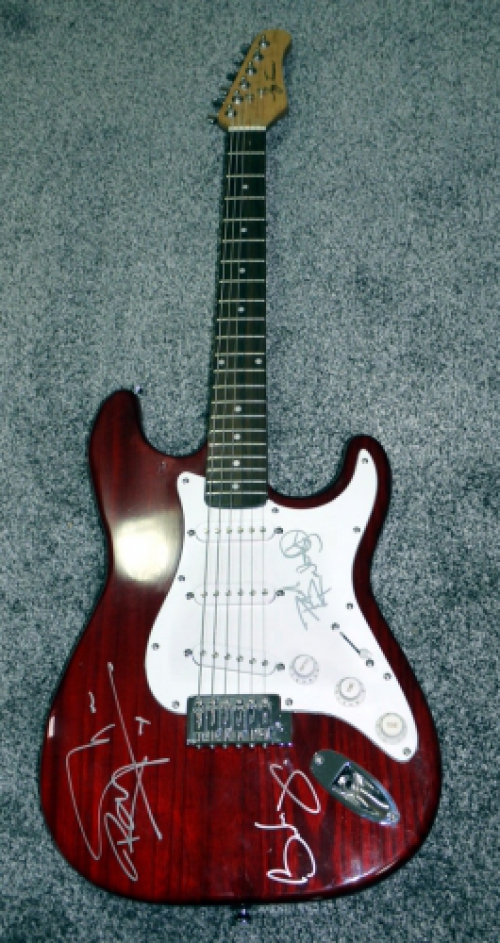 QUEEN/SIGNED ELECTRIC GUITAR/COA