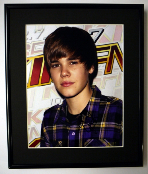JUSTIN BIEBER/SIGNED PHOTO/FRAMED/COA